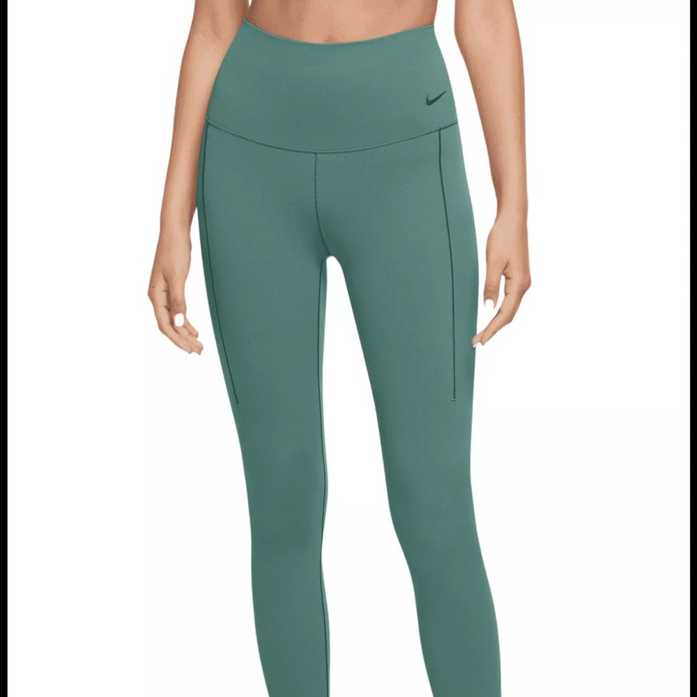 Nike 7/8 Leggings
Size medium
Brand new without tags